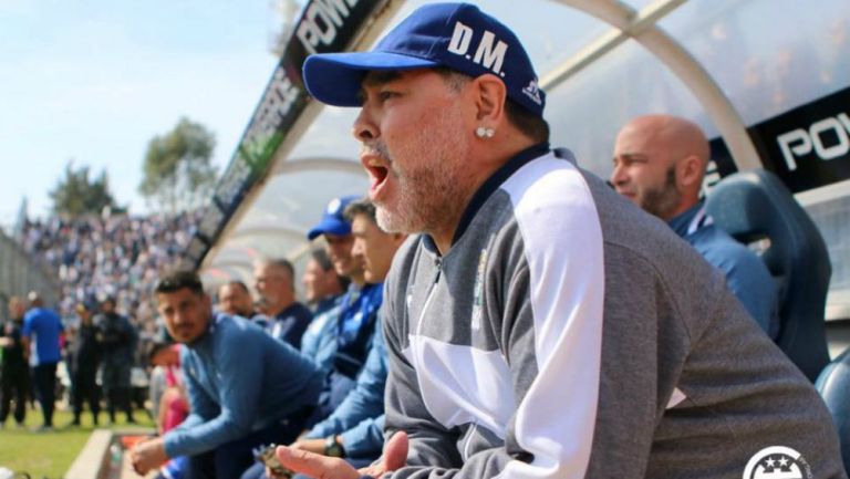 Maradona, en el banquillo del Gimnasia y Esgrima