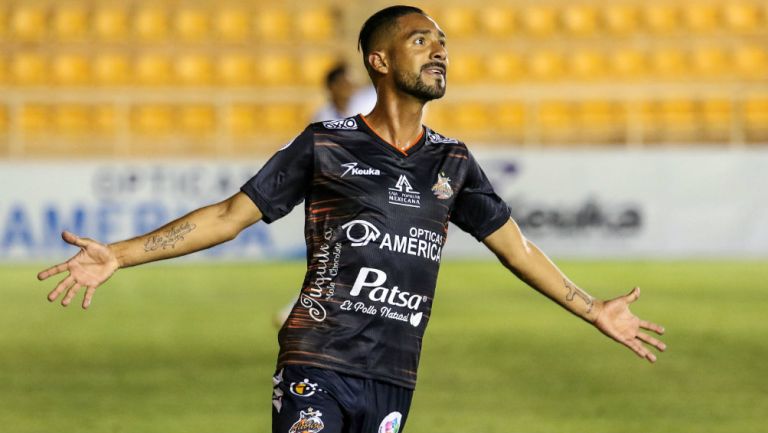 Taufic Guarch celebra gol con Alebrijes de Oaxaca