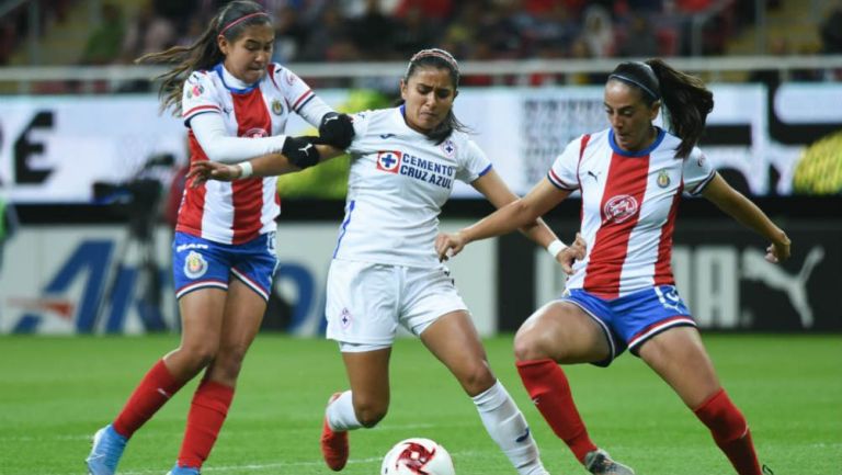 Las jugadoras pelean el balón