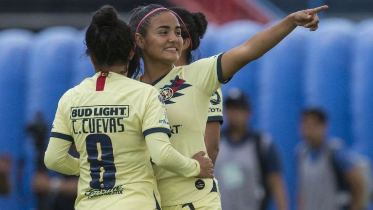 Jugadoras de América celebrando una anotación