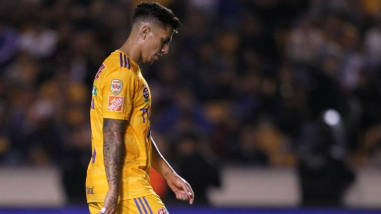 Carlos Salcedo lamentándose con Tigres