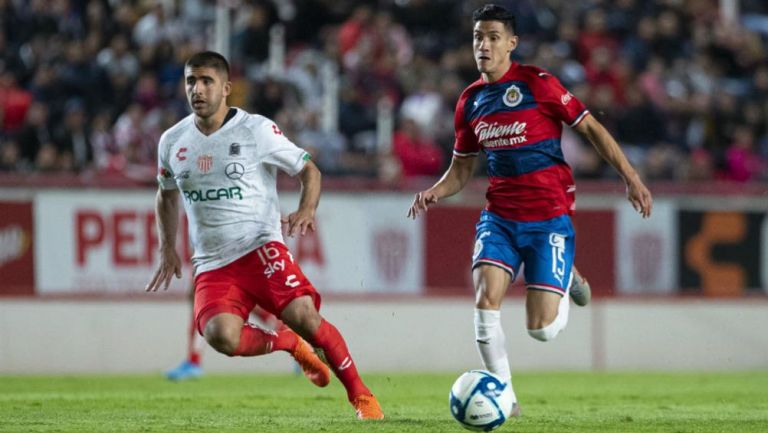 Uriel Antuna en acción con Chivas