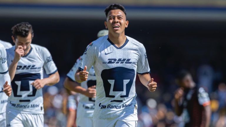 Sebastián Saucedo celebra su gol contra Pachuca