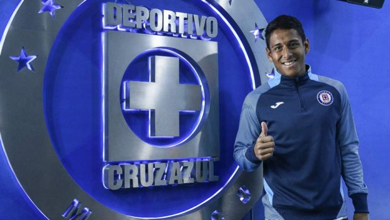 Luis Romo, en su presentación con Cruz Azul