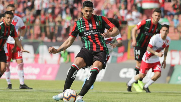 Lucas Passerini cobrando desde los 11 pasos con Palestino