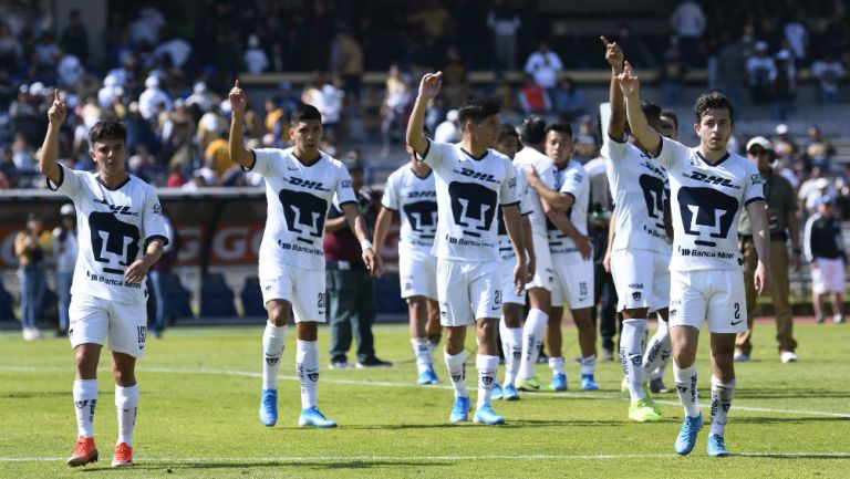 Jugadores de Pumas durante un partido ante Pachuca