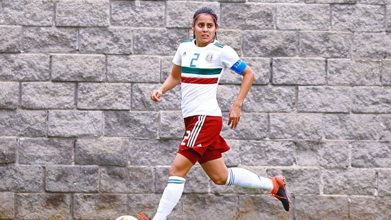 Kenti Robles durante un partido con la Selección Mexicana Femenil