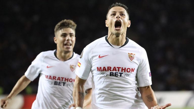 Chicharito celebra un gol con el Sevilla 