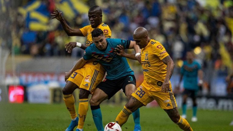 Jorge Sánchez disputa el balón en el partido contra Tigres