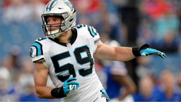 Luke Kuechly en partido con los Panthers