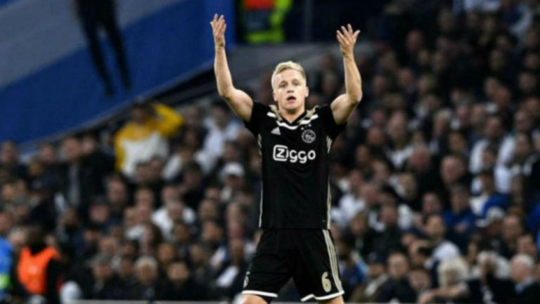 Donny van de Beek durante un partido con el Ajax 