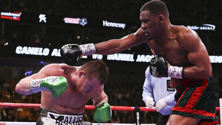 Saúl Álvarez durante la pelea ante Daniel Jacobs