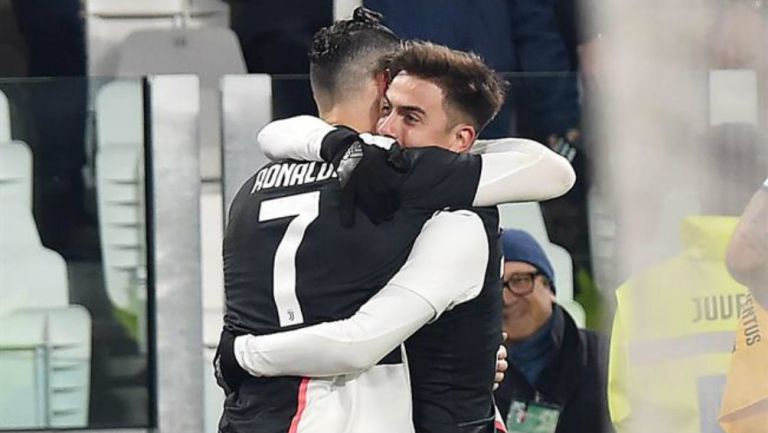 Cristiano y Dybala festejan gol 