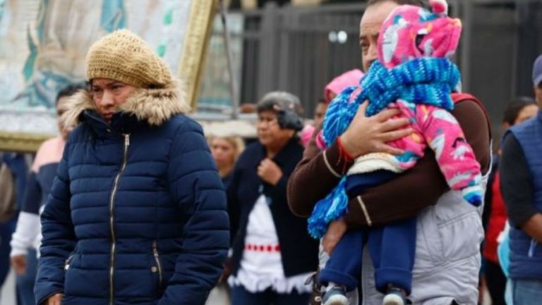 La gente se cubre ante el frío de la capital