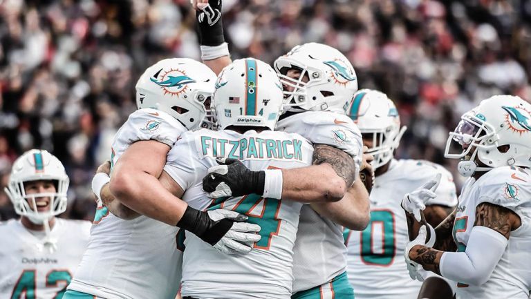 Ryan Fitzpatrick y otros jugadores de Miami durante un partido