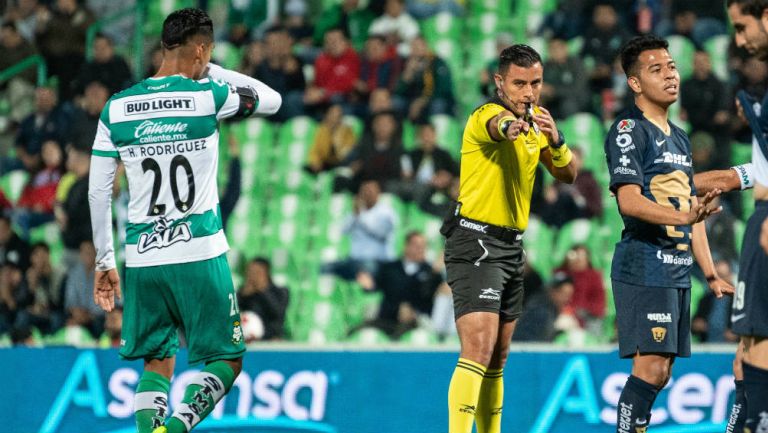 Brian González, árbitro del Santos vs Pumas, sanciona el penal