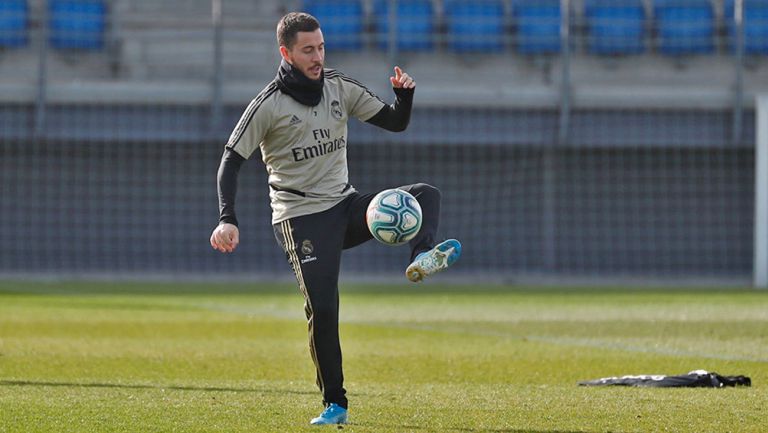 Hazard toca el balón en Valdebebas