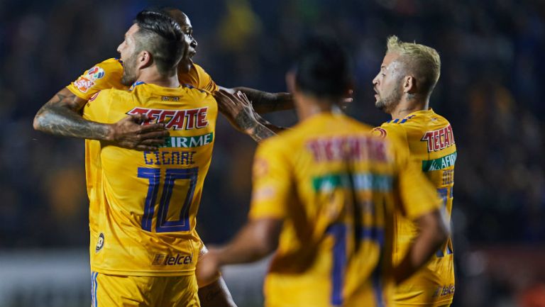 Tigres festejando victoria 