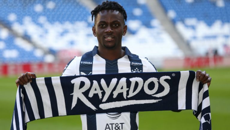 Aké Loba en su presentación con Rayados