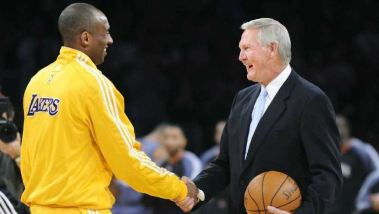 Kobe Bryant y Jerry West se saludan