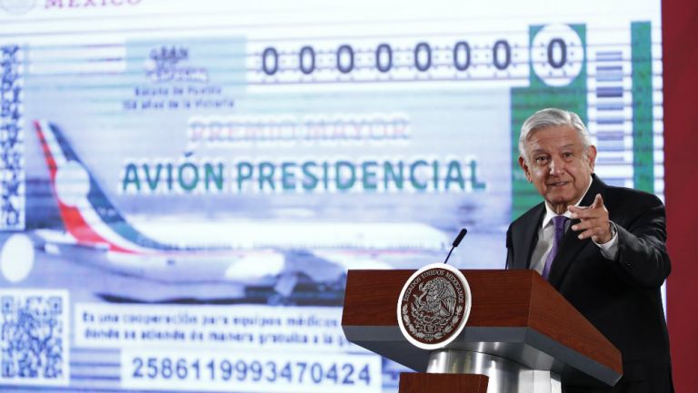AMLO presentó 'cachito' para la rifa del avión presidencial