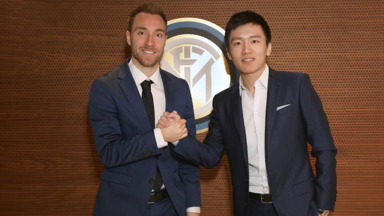 Christian Eriksen tras la firma de su contrato con el Inter 