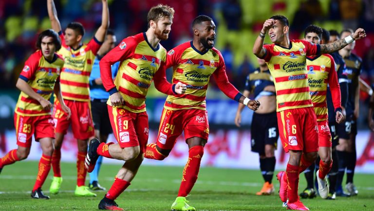 Jugadores de Monarcas celebran el pase a Cuartos 