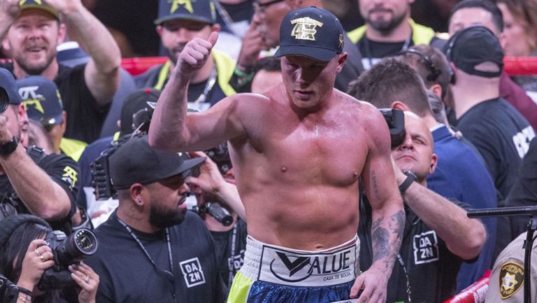 Canelo festeja la victoria ante Sergey Kovalev