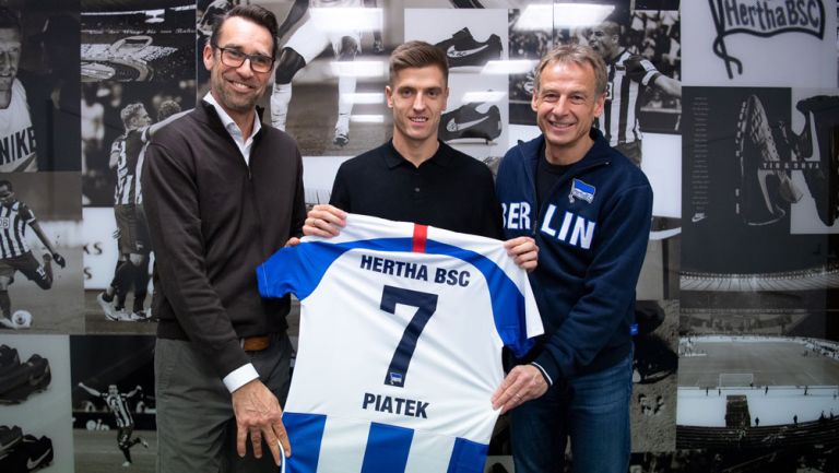 Krzysztof Piatek posa con la camiseta del Hertha Berlín 