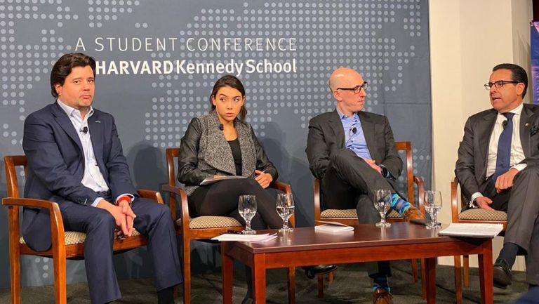 Manuel Arroyo junto con otros empresarios en  en la Harvard Kennedy School