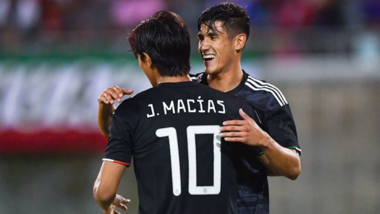 JJ Macías y Uriel Antuna celebran el gol del Tri