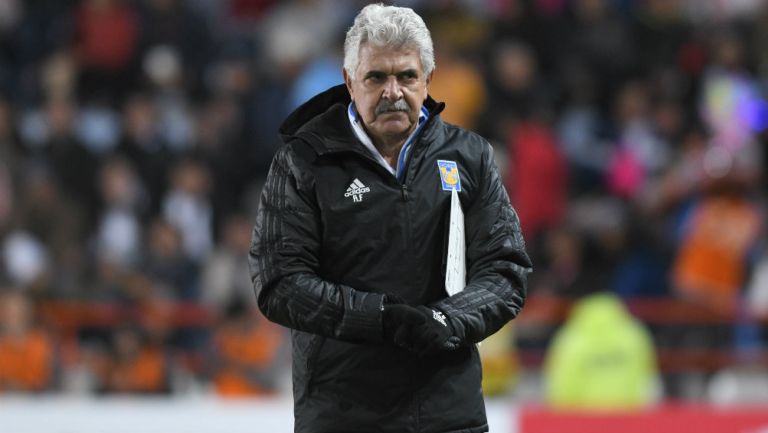 Tuca Ferretti dando en partido con Tigres