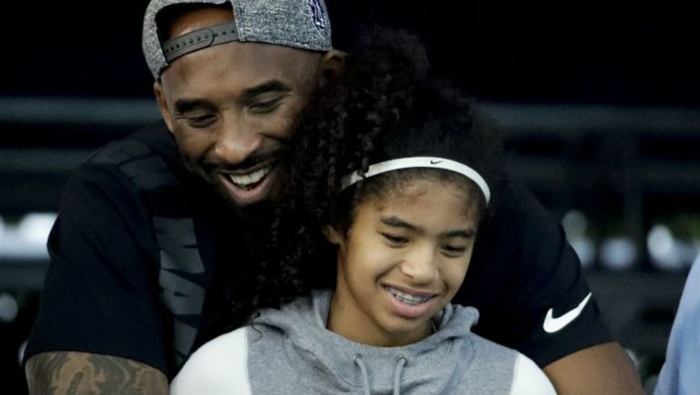 Kobe y Gianna Bryant, en un partido