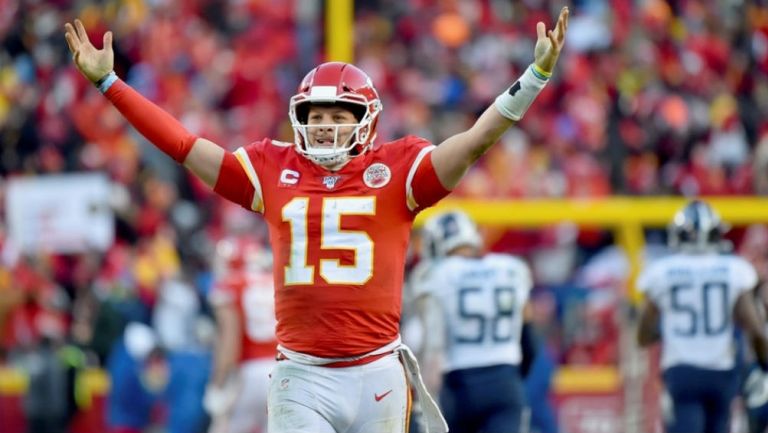 Mahomes levanta los brazos en señal de victoria