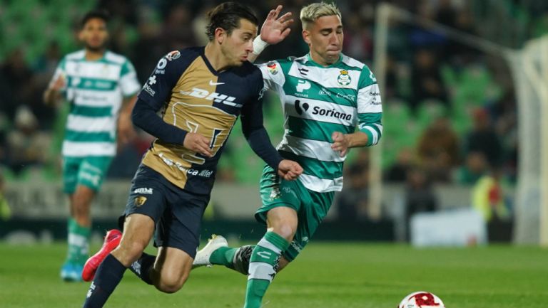 Alan Mozo durante un partido con Pumas