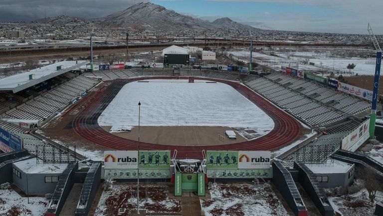 Estadio de FC Juárez cubierto de nieve