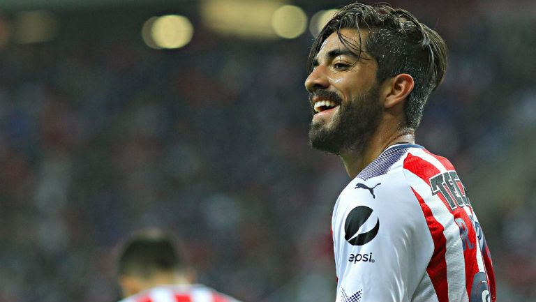 Rodolfo Pizarro durante un partido con Chivas