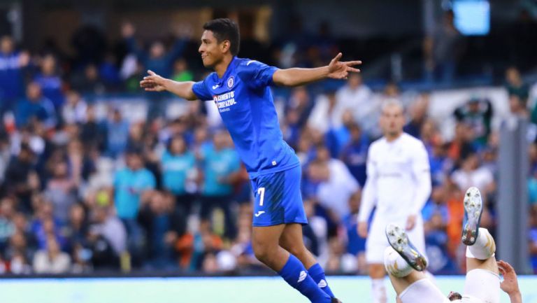 Luis Romo celebrando un gol con Cruz Azul