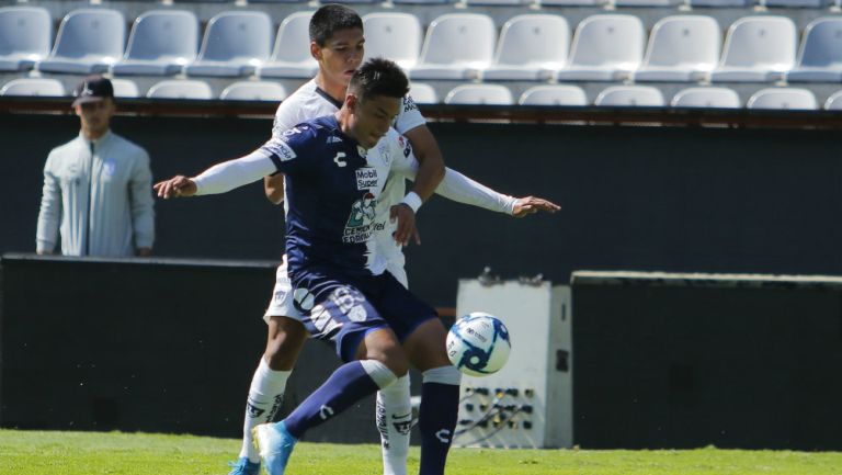 Horacio Torres protege la esférica en un duelo del Pachuca