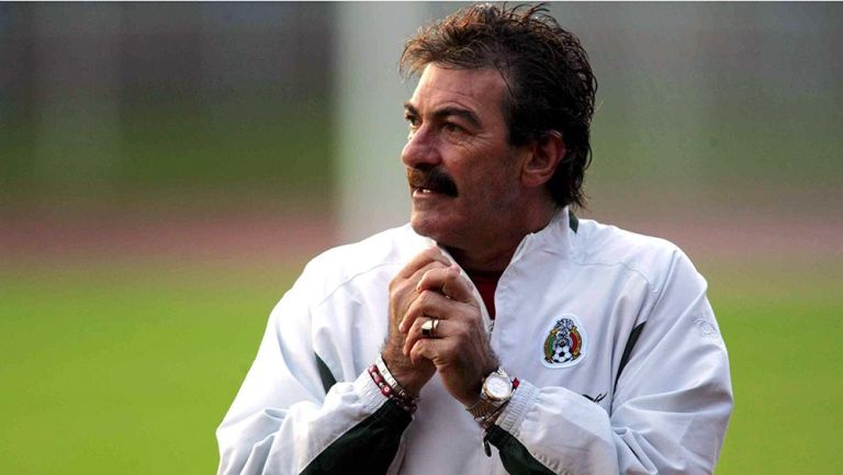 Ricardo La Volpe en un entrenamiento con el Tri en 2005