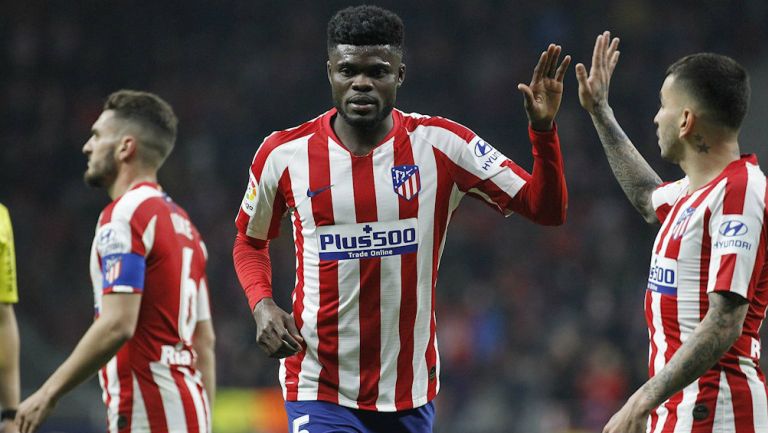 Ángel Correa junto a Thomas Partey