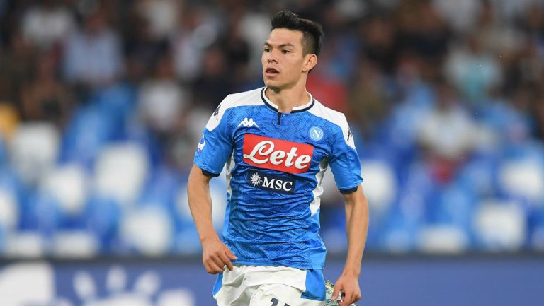 Hirving Lozano durante un partido con Napoli