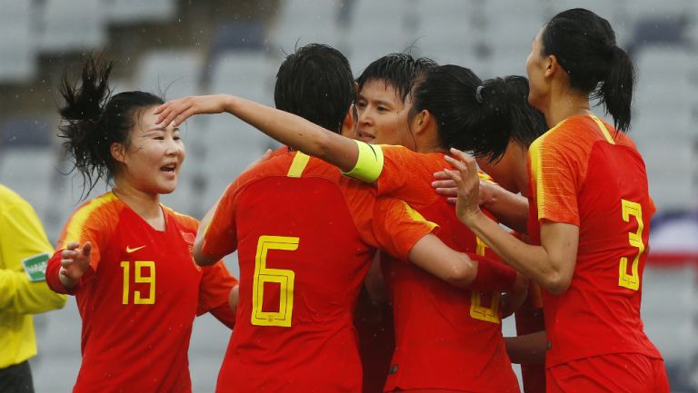 La selección femenil de China festeja un gol