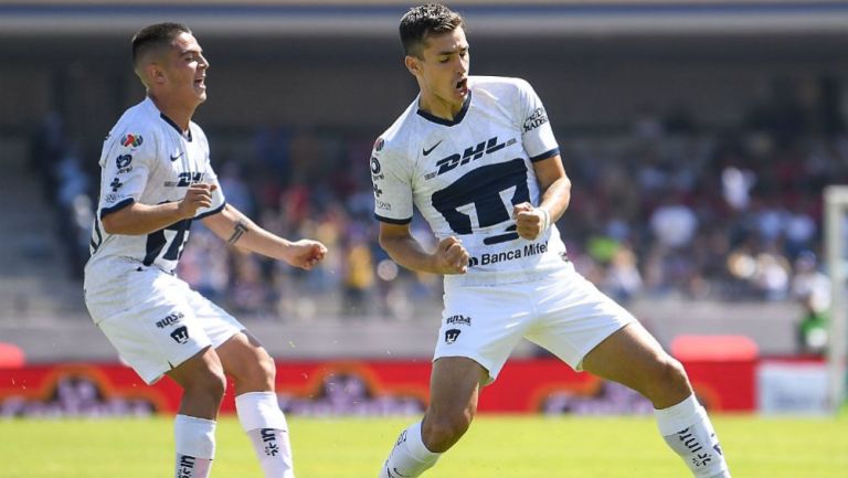 Marco García y Denino celebrando una anotación con Pumas