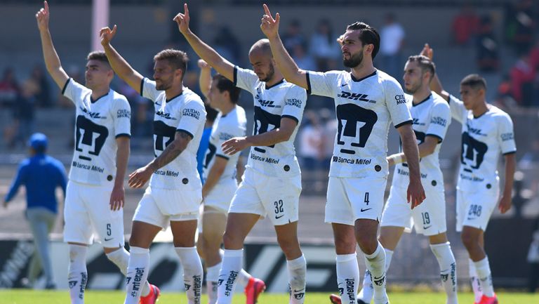 Jugadores de Pumas cantan el 'Goya' tras un juego en el Olímpico