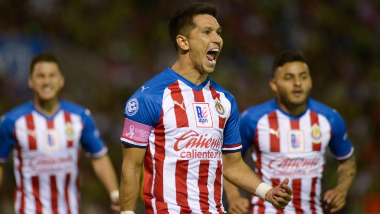 Jesús Molina durante un duelo con Chivas 