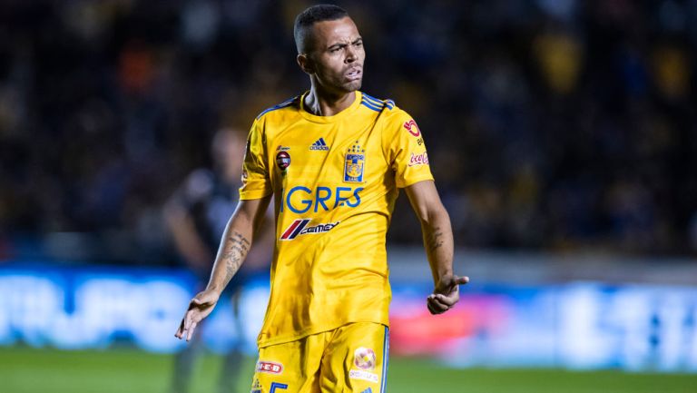 Rafael Carioca durante un duelo con Tigres 