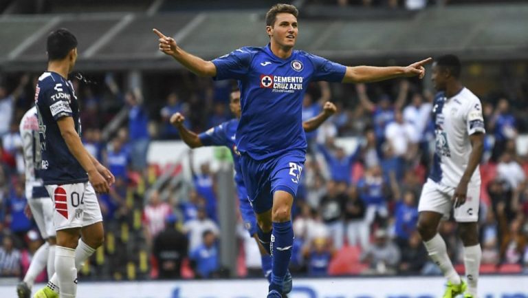 Santiago Giménez celebrando una anotación con Cruz Azul