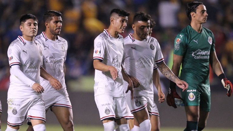 Jugadores de Chivas tras caer en la Jornada 5