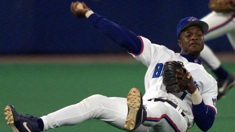 Tony Fernández en acción con Toronto Blue Jays